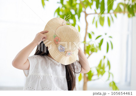 女の子のポートレート 麦わら帽子で顔を隠している女の子 女の子のポートレート 麦わら帽子で顔を隠している女の子 105654461
