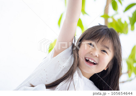 夏イメージ　女の子のポートレート　 105654644
