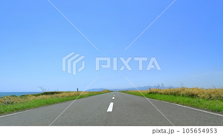 北海道猿払村のエサヌカ線の一本道 105654953