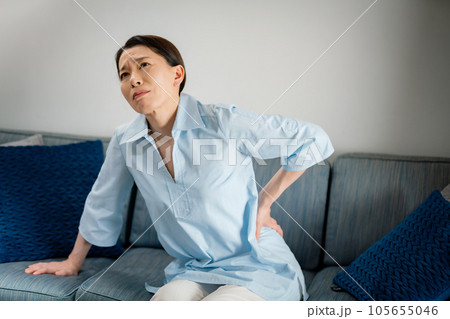 腰痛 女性 悩み 腰痛 女性 悩み 105655046