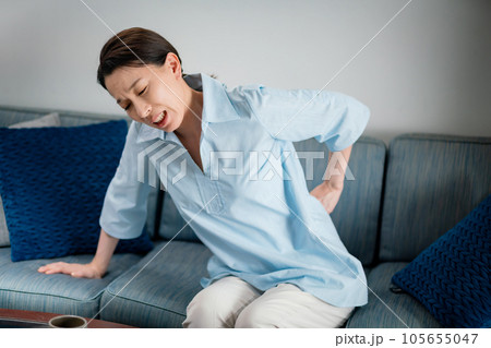 腰痛　女性　悩み 105655047