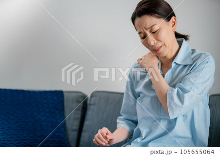 肩こり　女性　辛い 105655064