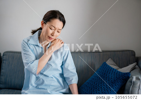 肩こり　女性　辛い 105655072