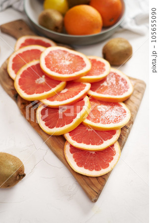 Fresh Sliced organic grapefruit on wooden cutting board 105655090