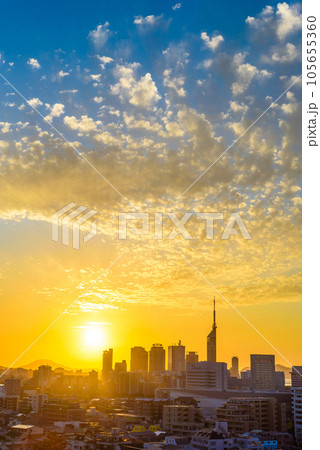 夕焼けが綺麗な早良区百道浜、地行浜、福岡タワー一帯の夕暮れと青空と太陽　 105655360