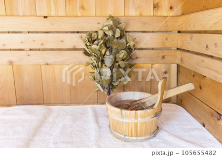 サウナに置かれたサウナ桶とヴィヒタ 105655482