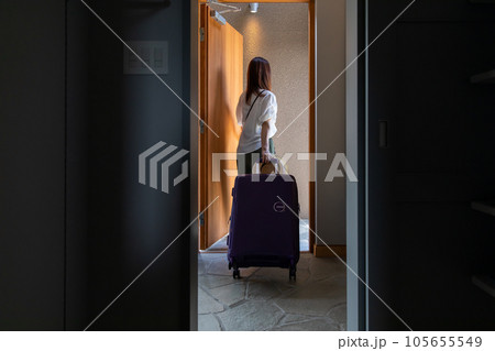出発する女性　woman leaving 105655549