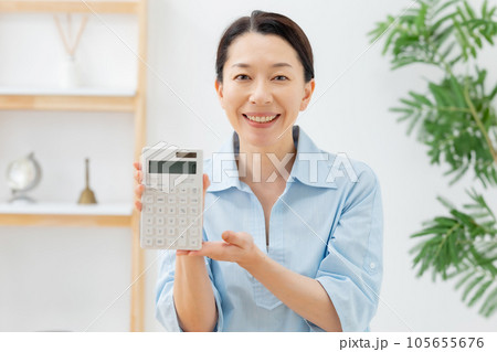 計算機 電卓 女性 笑顔 計算機 電卓 女性 笑顔 105655676