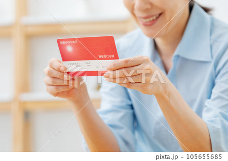 通帳 女性 手元 通帳 女性 手元 105655685