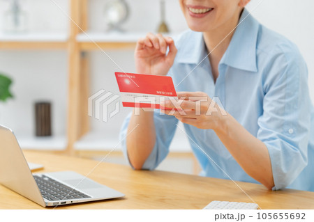 通帳　女性　手元 105655692