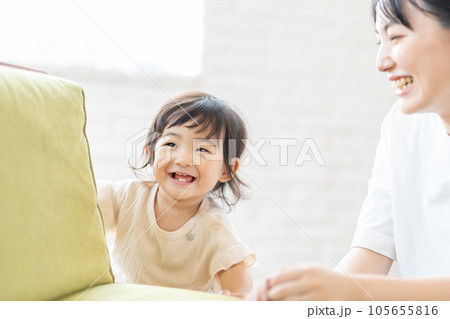 赤ちゃん　子育て　若いママ 105655816