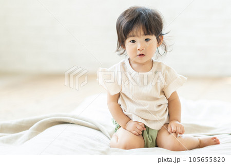 お座りする赤ちゃん お座りする赤ちゃん 105655820