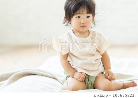 お座りする赤ちゃん お座りする赤ちゃん 105655822