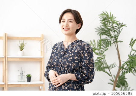 マタニティ　ワーキングマザー　妊婦 105656398