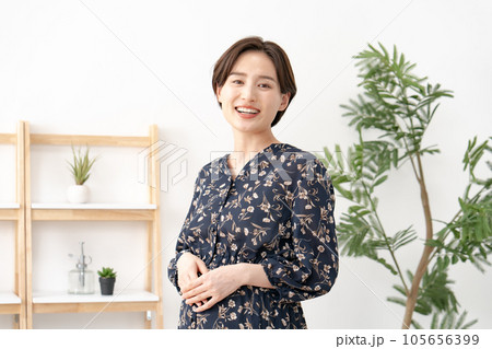 マタニティ　ワーキングマザー　妊婦 105656399