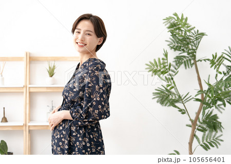 マタニティ　ワーキングマザー　妊婦 105656401