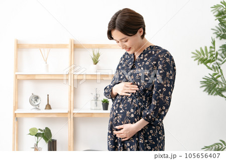マタニティ　ワーキングマザー　妊婦 105656407