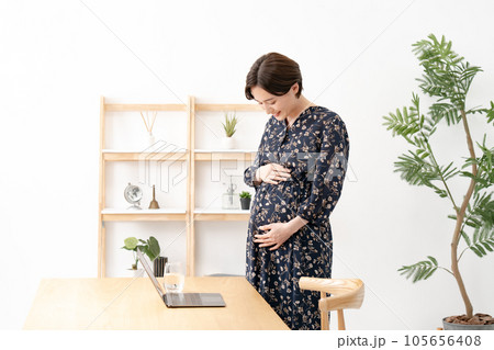 マタニティ　ワーキングマザー　妊婦 105656408
