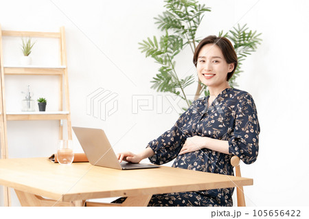 マタニティ　ワーキングマザー　妊婦 105656422