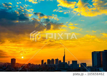 唐人町・大濠公園方面からの早良区百道浜、地行浜、福岡タワー一帯の夕暮れ セピア調色味強調 唐人町・大濠公園方面からの早良区百道浜、地行浜、福岡タワー一帯の夕暮れ セピア調色味強調 105656462