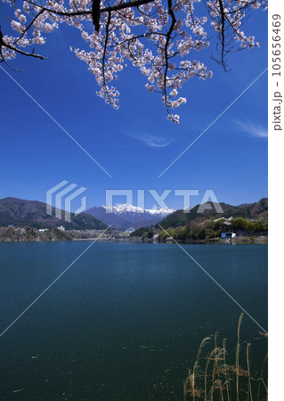 赤谷湖に猿ケ京温泉と谷川連峰 赤谷湖に猿ケ京温泉と谷川連峰 105656469