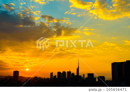 唐人町・大濠公園方面からの早良区百道浜、地行浜、福岡タワー一帯の夕暮れ　自然な色味強調 105656471