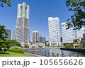横浜の運河と高層ビル群 105656626