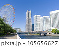 横浜の運河と高層ビル 105656627