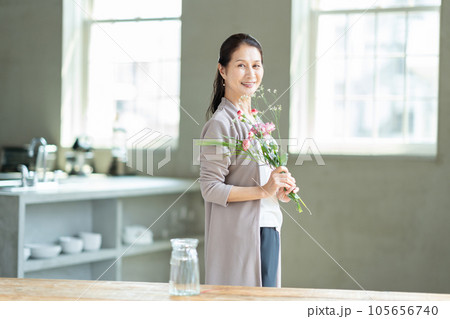 花を生けるシニア女性 105656740