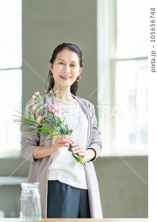 花を生けるシニア女性 105656748