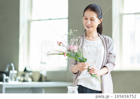 花を生けるシニア女性 105656752