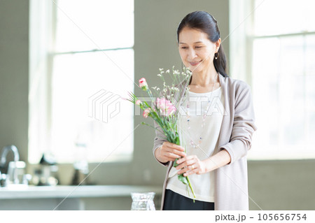 花を生けるシニア女性 105656754