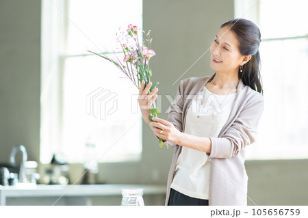 花を生けるシニア女性 105656759