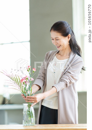 花を生けるシニア女性 花を生けるシニア女性 105656770