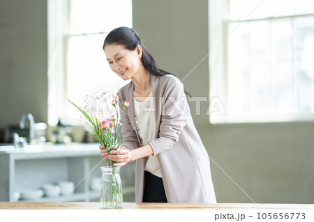 花を生けるシニア女性 105656773