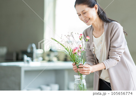 花を生けるシニア女性 105656774