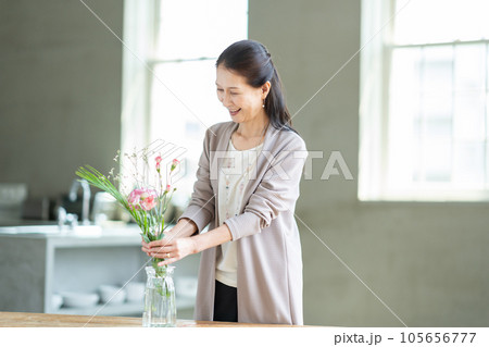 花を生けるシニア女性 105656777