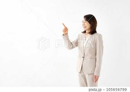 女性　ビジネス　シニア　指差し 105656799