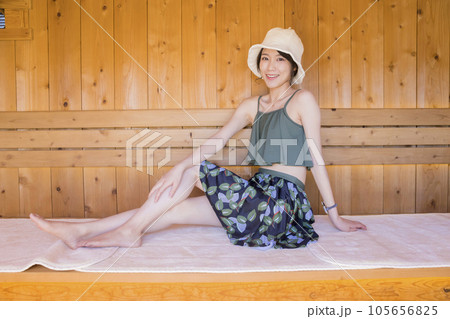 サウナに入るサウナ女子 サウナに入るサウナ女子 105656825