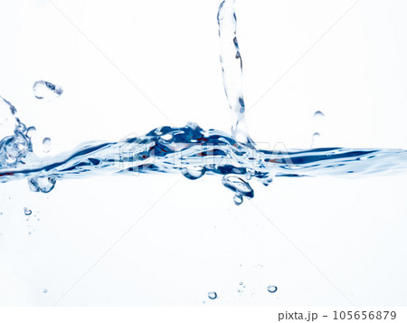 水　注ぐ　水面　バブル 105656879