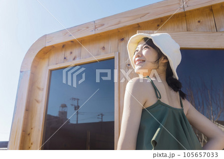 キャンプ場の屋外サウナに入る若い女性　キャビンスタイルサウナ　フィンランド式屋外サウナ 105657033