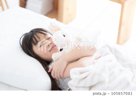 ベッドで眠る女の子 ベッドで眠る女の子 105657081