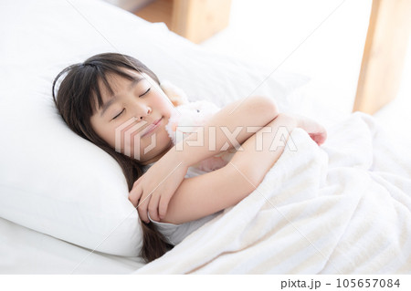 ベッドで眠る女の子 105657084