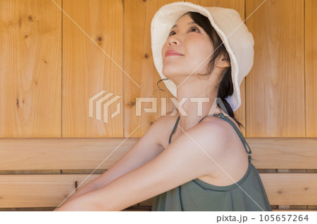 サウナハットをかぶってサウナに入る若い女性 ととのう 105657264