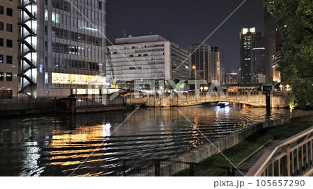 夜の大阪・淀屋橋（大阪府大阪市北区） 105657290
