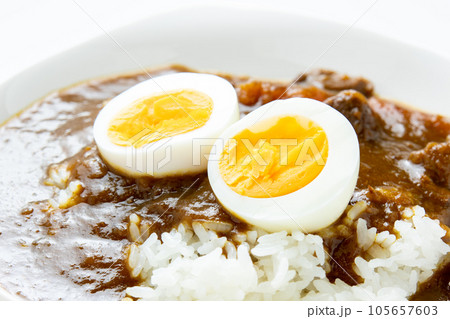 カレーライス(ゆで卵トッピング)のアップ。 カレーライス(ゆで卵トッピング)のアップ。 105657603