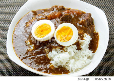 カレーライス(ゆで卵トッピング)。 カレーライス(ゆで卵トッピング)。 105657610
