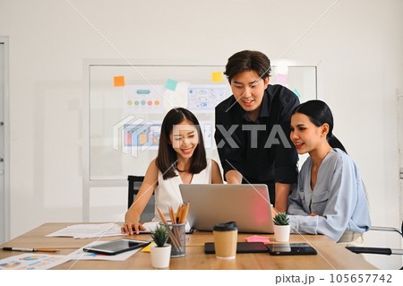 Happy group of business people meeting and brainstorming together at modern office, Business people planing business project, People in smart casual wear discussing and working. High quality photo Happy group of business people meeting and brainstorming together at modern office, Business people planing business project, People in smart casual wear discussing and working. High quality photo 105657742