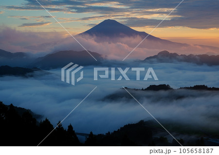 夏富士と彩ずく雲海 105658187