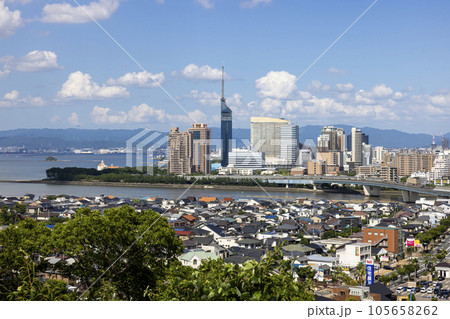 高台から撮影した福岡タワーが見える町並み 高台から撮影した福岡タワーが見える町並み 105658262